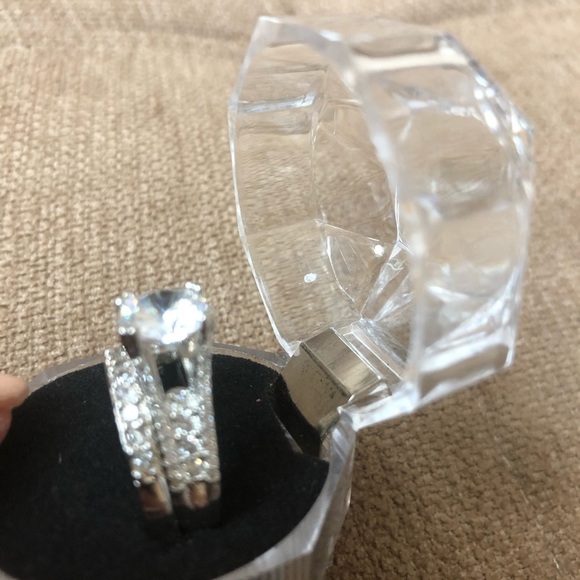 New gorgeous engagement Ring size 8 - Picture 5 of 6
